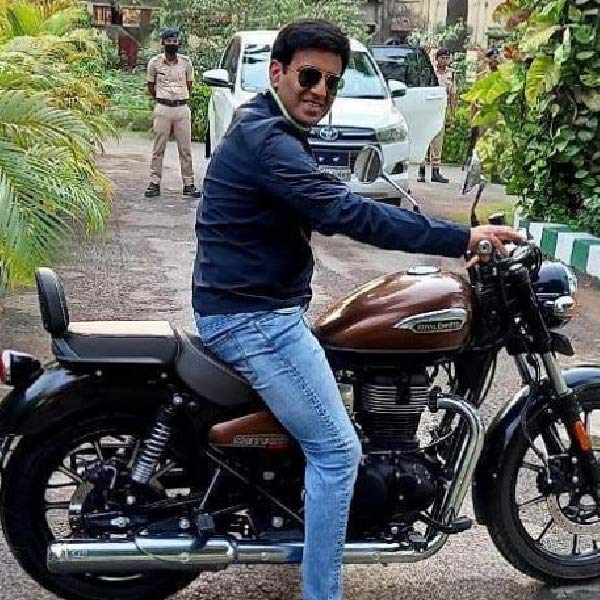 ১৯৭৪ সালে রাজস্থানের জয়পুরে জন্ম অমিতের। তাঁরা দুই ভাই। অমিত এবং আদিত্য। আদিত্য বড়। বেশ কয়েকটি সংবাদমাধ্যমের প্রতিবেদন অনুযায়ী, অমিত যখন জন্মেছিলেন, এক জ্যোতিষী নাকি ভবিষ্যদ্বাণী করেছিলেন, এই ছেলে এক দিন অপরাধের দুনিয়ায় দাপিয়ে বেড়াবেন। এ কথা শুনে তাঁর মা আশঙ্কা করেছিলেন, ছেলে হয়তো কুখ্যাত অপরাধী হবে। কিন্তু না, অপরাধী নয়। সেই ছেলেই পরবর্তী কালে হয়ে উঠেছে অপরাধীদের ‘যম’।