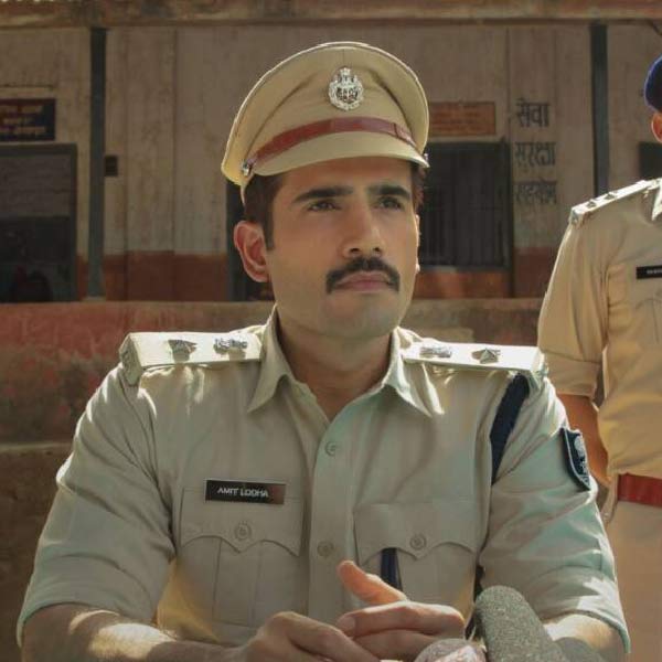 ভাও ধুলিয়া পরিচালিত এই ওয়েব সিরিজ় যে পুলিশ অফিসারের জীবনীকে ঘিরে তৈরি করা হয়েছে, বাস্তবের সেই ‘সিঙ্ঘম’ হলেন অমিত লোঢা। ওয়েব সিরিজ়ে তাঁর চরিত্রে অভিনয় করেছেন  করণ টেকার।