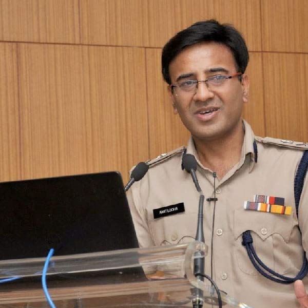 কিন্তু আইআইটিতে ঠিক সুবিধা করতে পারছিলেন না অমিত। ফলে পরীক্ষার রেজাল্টও খারাপ হয় তাঁর। যে প্রতিষ্ঠানে এত ভাল ভাল ছাত্রছাত্রী, সেখানে তাঁর খারাপ ফল হওয়ায় হীনম্মন্যতায় ভুগতে শুরু করেন অমিত। এক সাক্ষাৎকারে অমিত বলেন, “প্রত্যেকেই আমার কাছ থেকে ভাল ফল আশা করেছিলেন। কিন্তু সেই আশা পূরণ করতে পারিনি। ফলে ক্রমশ অবসাদগ্রস্ত হয়ে পড়েছিলাম। নিজেকে সবচেয়ে কুৎসিত মনে হত।”