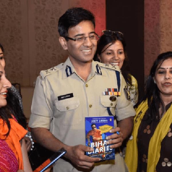 অমিত বলেন, “একটা সময় আত্মহত্যার চিন্তাভাবনাও করেছিলাম। নিজেকে অত্যন্ত অশুভ বলে মনে হত। যাই হোক, চার বছরের পড়াশোনা কোনও রকমে শেষ করে জয়পুরে নিজের বাড়িতে ফিরে আসি। কিন্তু চাকরি খোঁজার কোনও চেষ্টা ছিল না আমার মধ্যে। ঘরের মধ্যে নিজেকে বন্দি করে রাখতাম। কখন ঘুমোচ্ছি, কখন উঠছি, সেই সময়েরও কোনও ঠিক ছিল না।”