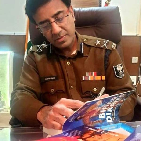 অমিত ক্রমশ অবসাদে ডুবে যেতে থাকায় তাঁর পরিবার সেই অবস্থা থেকে বার করে আনার চেষ্টা করে। কিন্তু তারা ব্যর্থ হয়। তাঁর কথায়, “অবশেষে বন্ধুদের সহযোগিতাই আমাকে ওই পরিস্থিতি থেকে বার করে এনেছিল। ওরাই আমাকে দিশা দেখিয়েছিল। বলেছিল, তুই সিভিল সার্ভিস পরীক্ষায় বস। সেই পরামর্শ মনে গেঁথে গিয়েছিল। আইপিএস পরীক্ষার প্রস্তুতি নিই। আশ্চর্যজনক ভাবে সেই পরীক্ষায় পাশও করি। সবাই স্তম্ভিত হয়ে গিয়েছিলেন আমার এই সাফল্যে। তার পর আর ফিরে তাকাতে হয়নি।”