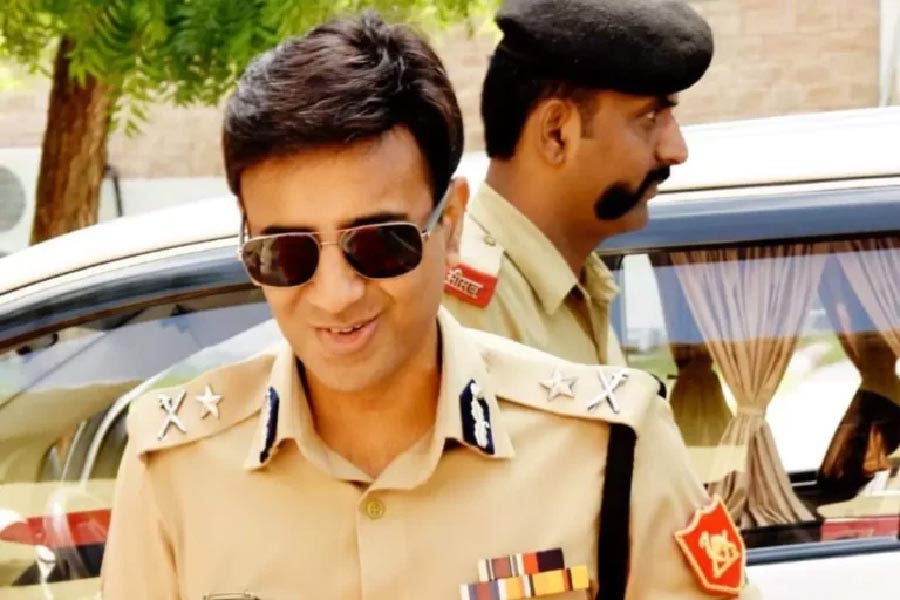 এক সাক্ষাৎকারে অমিত বলেন, “আমার জন্মভূমি রাজস্থান থেকে কয়েক হাজার কিলোমিটার দূরে এক জন তরুণ অফিসার হিসাবে নিয়োগ করা হয়েছিল। সবে দায়িত্ব পেয়েছি। কোথা থেকে, কী ভাবে শুরু করব তার থই পাচ্ছিলাম না। অবাক হয়ে ভাবছিলাম কয়েক হাজার কিলোমিটার দূরে আমার কর্মভূমিতে কী ভাবে কাজ শুরু করব। এক জন আইপিএস অফিসার, তা-ও আবার খুবই অল্প বয়স, বড় একটা দায়িত্ব পাওয়ার পর মনে হচ্ছিল, যেন অন্ধের হাতে কোনও মূল্যবান জিনিস তুলে দেওয়া হয়েছে।”