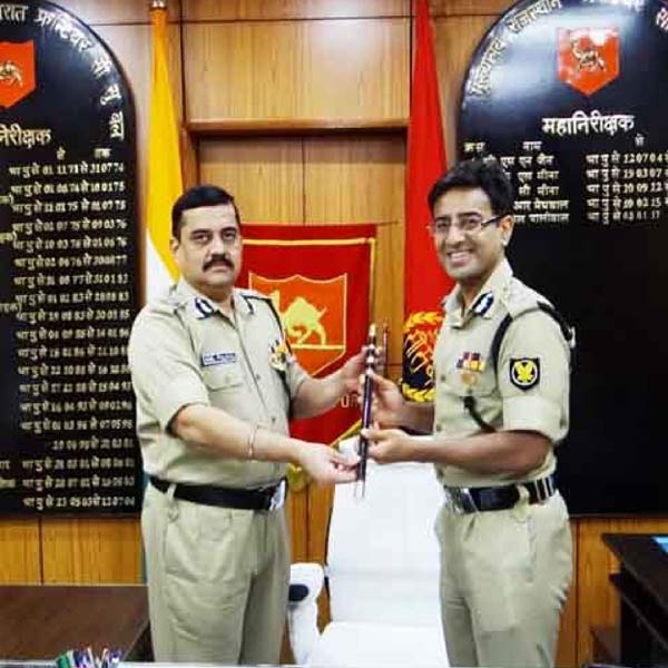 অমিত বলেন, “নব্বইয়ের দশকে আমি যখন বিহারে দায়িত্ব পেয়ে আসি, তখন অপরাধদমনে হিমসিম খাচ্ছিল রাজ্য। তরুণ প্রজন্ম উচ্চশিক্ষার জন্য অন্য রাজ্যে পাড়ি দিচ্ছিল। এমনকি কোনও খ্যাতনামী চিকিৎসক, ইঞ্জিনিয়ার, ব্যবসায়ীও বিহারে আসতে ভয় পেতেন। তাঁদের আশঙ্কা ছিল, বিহারে গেলেই হয় তাঁকে, না হয় তাঁর পরিবারের সদস্যদের অপহরণ করা হবে, না হয় গুলি করে মারা হবে।”