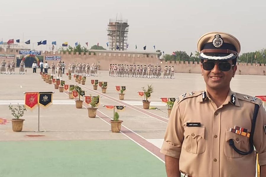 এক জন তরুণ অফিসার। ছিপছিপে গড়ন। সদ্য দায়িত্ব পাওয়া সেই অফিসারই যে বিহারের ‘সুপার কপ’ হয়ে উঠবেন কেউ ভাবতে পারেননি। পটনা, বেগুসরাই, শেখপুরা, মুজফফরপুর— অপরাধের আখড়া ছিল এই জায়গাগুলি। প্রথমে নালন্দা জেলার দায়িত্ব পান অমিত। তার পর শেখপুরা। সেখানে দায়িত্ব পেয়েই ওই জেলার কুখ্যাত দুষ্কৃতী বিজয় সম্রাটকে গ্রেফতার করে গোটা রাজ্যকে চমকে দিয়েছিলেন অমিত। এই ঘটনার জন্য তাঁকে গ্যালান্ট্রি অ্যাওয়ার্ড দেওয়া হয়।