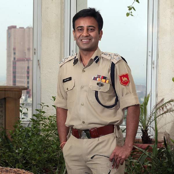 ২০০৬ সাল। শেখপুরাতে ১৫ জন খুন হয়ে হয়েছিলেন। তার মধ্যে এক জন বিধায়ক, এক জন সাংসদ এবং এক জন বিডিও ছিলেন। নীতীশ কুমার তখন বিহারের ক্ষমতায়। নালন্দা থেকে শোখপুরাতে পুলিশ সুপার হিসাবে বদলি করে পাঠানো হয় অমিতকে। তিনি বলেন, “শেখপুরাতে ঢুকেই দেখেছিলাম সেখানে একটা যুদ্ধের মতো আবহ তৈরি হয়েছে। চারদিকে তখন দুষ্কৃতীদের দৌরাত্ম্য। তার মধ্যে পর পর খুন মানুষের মধ্যে আতঙ্ক তৈরি করেছিল।”