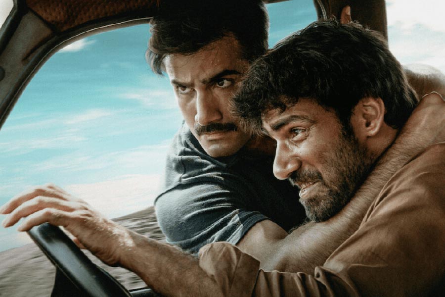 অমিত আরও বলেন, “মাহাতো গ্যাংয়ের সব ক’টি মামলা ভাল করে খতিয়ে দেখেছিলাম। ওরা কী ধরনের অপরাধ করে, কোন কোন জায়গাকে অপরাধের জন্য বেছে নেয়, সব নখদর্পণে করেছিলাম। তার পরই অশোক এবং পিন্টুকে গ্রেফতার করতে অভিযানে নামি। সম্রাটের পর দুই কুখ্যাত দুষ্কৃতীকে ধরে গোটা বিহারে শোরগোল ফেলে দিয়েছিলেন অমিত।