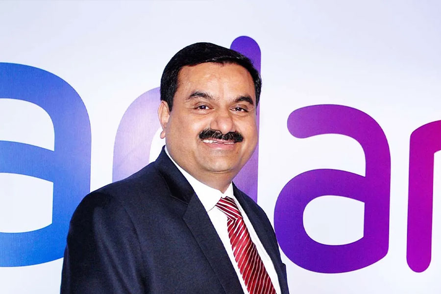 প্রযুক্তিগত কারণে নমন গ্রুপ পিছু হঠতে বাধ্য হয়। আদানি গোষ্ঠীর সঙ্গে ডিএলএফের লড়াইয়ে শেষ হাসি হাসলেন গৌতম। তাঁর সংস্থা ৫ হাজার ৬৯ কোটি টাকায় বরাত জিতে নিয়েছে। ডিএলএফ ধারাভির জন্য ২ হাজার ২৫ কোটি টাকা পর্যন্ত খরচ করতে রাজি ছিল।