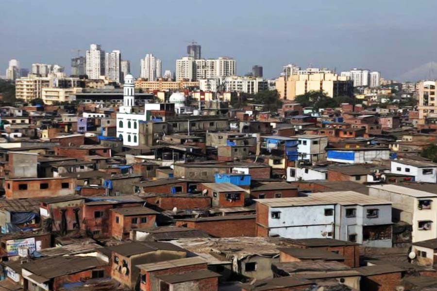 এশিয়ার বৃহত্তম বস্তি এই ধারাভি। এমনকি একে পৃথিবীর বৃহত্তম বস্তিগুলির মধ্যে অন্যতম হিসাবে গণ্য করা হয়। এই বস্তিতে প্রায় ১০ লক্ষ মানুষের বাস।