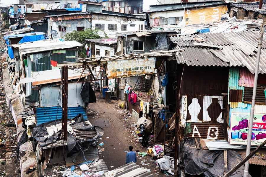 মধ্য মুম্বইয়ের বিস্তীর্ণ এলাকা জুড়ে বিস্তৃত ধারাভি বস্তি। মোট ৫২০ একর জমি ধারাভির আওতায় রয়েছে। এই বস্তির জনঘনত্বও বিপুল।