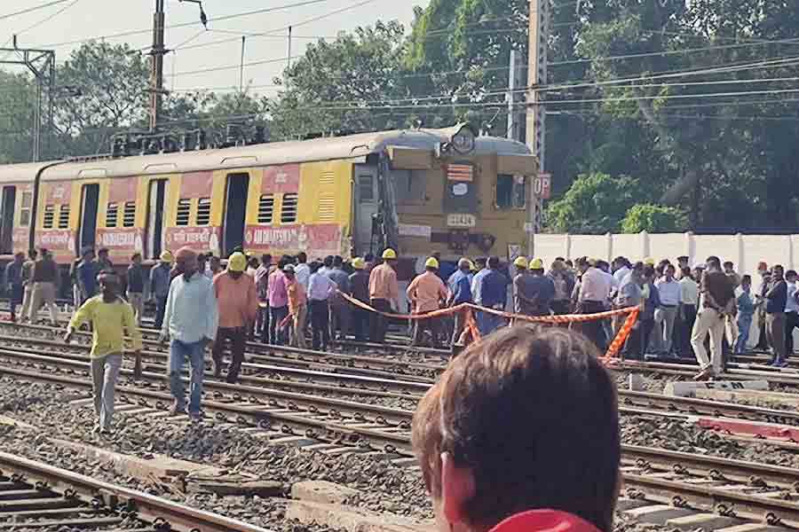 Train accident | two train collided near sealdah rail station dgtl -  Anandabazar