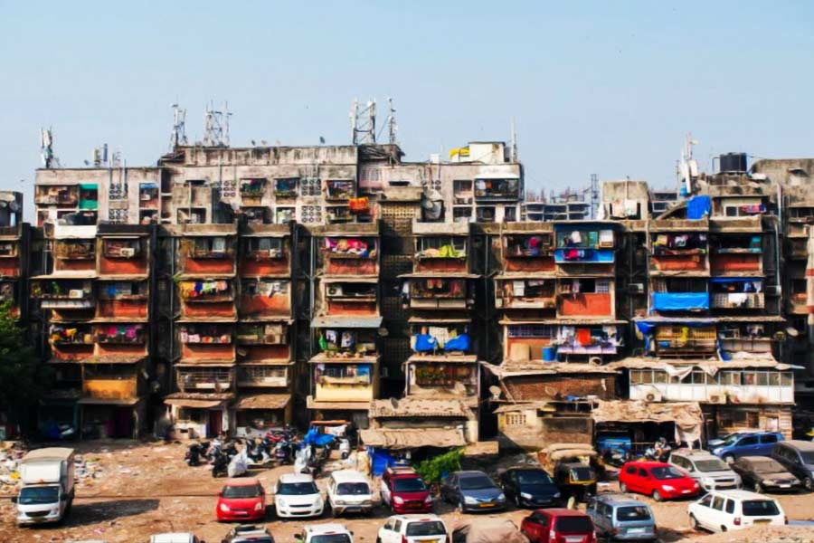 ১৮৮৪ সালে ব্রিটিশ শাসনকালে মুম্বইয়ে ধারাভি বস্তি গড়ে ওঠে। মূলত নগরকেন্দ্রিক শিল্প, কর্মসংস্থানের বাড়বাড়ন্তে গ্রাম ছেড়ে দলে দলে শহরে এসে পড়েছিলেন মানুষ। মুম্বইয়ে কাজ খুঁজতে এসে ধারাভি বস্তি এলাকায় আশ্রয় পান তাঁরা। সেখান থেকেই এই বস্তির পত্তন।