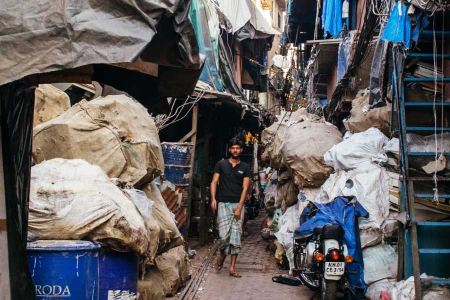 এই বস্তি এলাকায় প্রতি ১৪৫০ জনের জন্য বরাদ্দ একটি করে শৌচাগার। ধারাভি বস্তির অন্দরমহল অপরিচ্ছন্ন, অস্বাস্থ্যকর। নানা সময়ে নানা রোগ ছড়িয়ে পড়েছে এই ধারাভিতে। ১৮৯৬-এর প্লেগ থেকে শুরু করে ২০২০-র করোনা, বার বার বিপর্যস্ত হয়েছে এশিয়ার বৃহত্তম বস্তি। ৯৬-এর প্লেগে ধারাভি-সহ গোটা মুম্বইয়ের অর্ধেক মানুষ মারা গিয়েছিলেন বলে দাবি করা হয়।