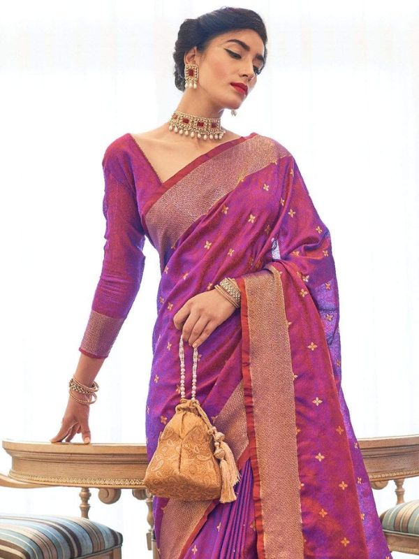 তাঞ্চই বেনারসি: সূক্ষ্ম ভাবে বোনা এই বেনারসিতে সুতোর হাল্কা কাজ করা থাকে। বলা হয় এই শাড়ির বুনন পদ্ধতি মূলত চিন দেশ থেকে এসেছে। সেই পদ্ধতি বেশ জটিল। প্রায় পাঁচ রকমের রং ব্যবহার করা হয় বুননে।  