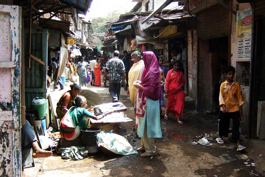 করাচির ওরাঙ্গি বস্তির সঙ্গে মুম্বইয়ের ধারাভির তুলনা করেন অনেকে। ওরাঙ্গির জনসংখ্যা ধারাভির প্রায় দ্বিগুণ। কিন্তু করাচির ওই বস্তি আকারেও ধারাভির চেয়ে প্রায় ৩০ গুণ ছোট। ওরাঙ্গির বিস্তৃতি মাত্র ৬০ বর্গকিলোমিটার।