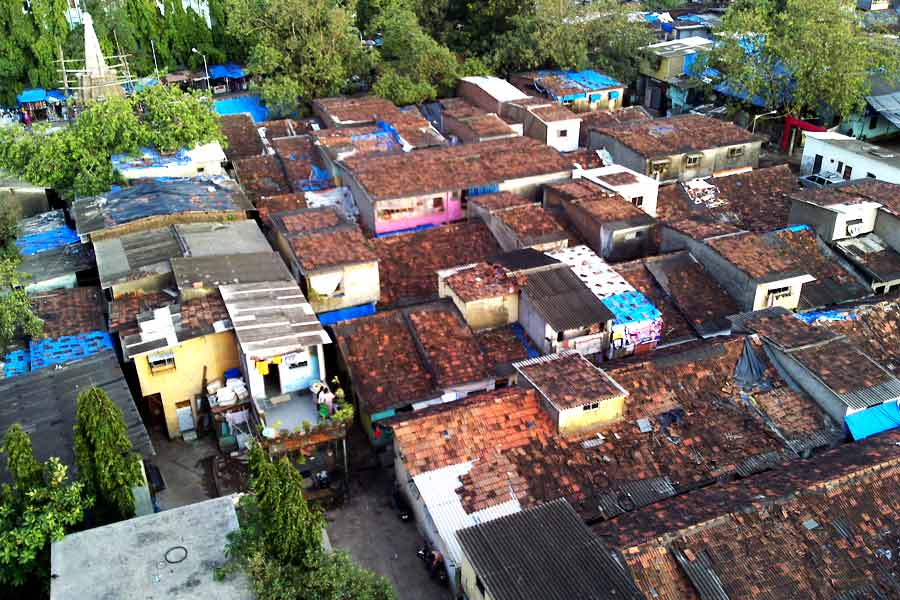 ব্রিটিশ আমলে ধারাভি বড় হতে শুরু করে। গ্রাম থেকে দলে দলে লোক এই এলাকায় কাজের সন্ধানে চলে আসেন। ম্যানগ্রোভের জঙ্গল বদলে যায় ঘনবসতিপূর্ণ বস্তিতে। তার পর ক্রমে আজকের রূপ পেয়েছে ধারাভি বস্তি।