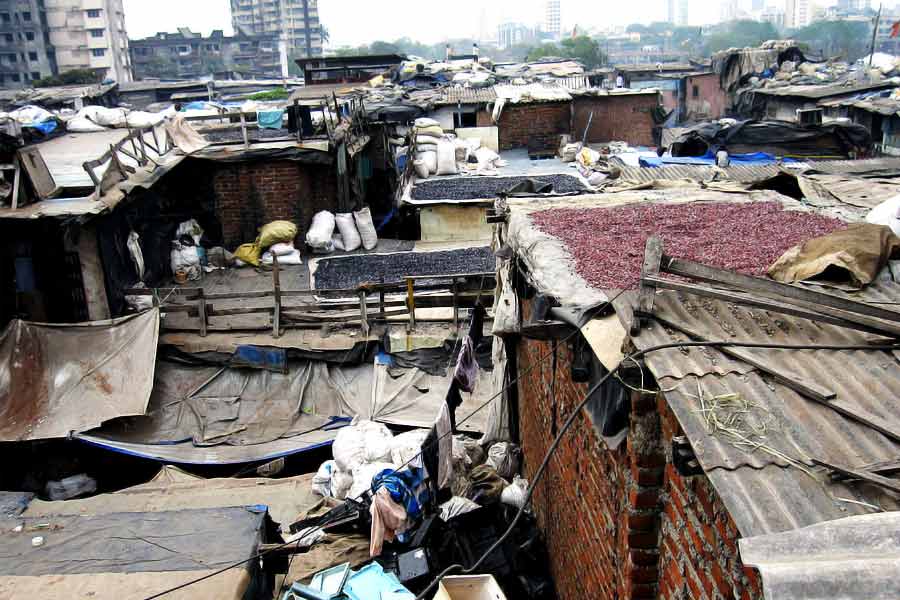 মুম্বইয়ের মূল দুই রেললাইন পশ্চিম এবং মধ্য রেলওয়ের মাঝে অবস্থিত ধারাভি বস্তি। মুম্বই বিমানবন্দর থেকেও এর দূরত্ব খুব বেশি নয়। এমনকি বাণিজ্যনগরীর সবচেয়ে আলোচিত, বর্ণময় বান্দ্রা অঞ্চলও রয়েছে ধারাভি থেকে ঢিলছোড়া দূরত্বে।