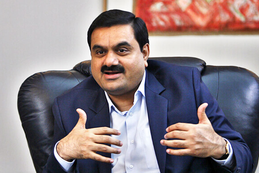 রুপোলি আলোর আড়ালে ধারাভি কিন্তু থেকে গিয়েছে অন্ধকারেই। ধারাভির নোংরা বস্তির এঁদোগলিতে বাসা বেঁধে আছে অজস্র রোগজীবাণু আর অপরাধের আঁধার। দেশের ধনীতম শিল্পপতি গৌতম আদানির হাত ধরে রূপবদলের স্বপ্ন দেখতে শুরু করেছে ধারাভি।