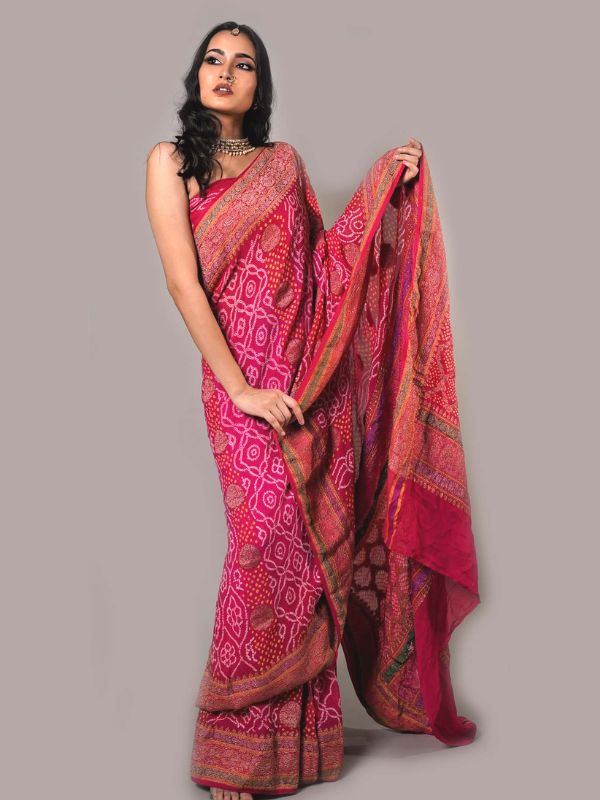 কারুয়া বেনারসি: কড়া হুয়া শব্দদ্বয় থেকে এর নামকরণ। এবং এই শব্দদ্বয়ের অর্থ এমব্রয়ডারি করা। সাধারণত বেশ উজ্জ্বল হয় এই ধরনের বেনারসি। এই শাড়ি বুনতে হয় সনাতনী তাঁতে। এমব্রয়ডারি করা এক-একটি শাড়ি বুনতে সময় লাগে প্রায় দুই মাস। 