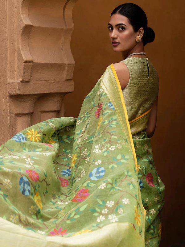 জামদানী বেনারসি: এক বিশেষ ধরনের মসলিন এবং দুই রকমের সুতো দিয়ে শাড়ি বোনা হয়। এই বেনারসিতে সিল্কের ফ্যাব্রিক থাকে। সঙ্গে মেশানো থাকে সুতির ব্রোকেড। 