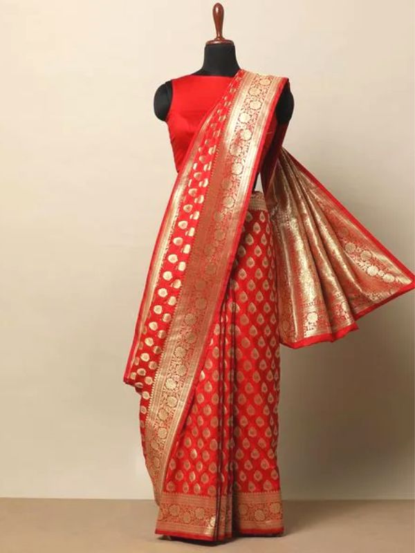 বুটিদার বেনারসি: গঙ্গা-যমুনা বেনারসি নামেও এই শাড়িকে ডাকা হয় অনেক সময়ে। শাড়িতে রুপোলি ও সোনালি দুই ধরনের শেড দেখা যায়। ঘন নীলের উপর সোনা ও রুপোর জরির সুতোর কাজ।