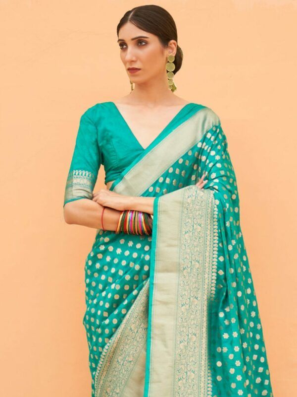 এর মধ্যে থাকে সিল্ক। আর থাকে বিভিন্ন ধরনের বুটির ব্যবহার। রেশম বুটি, আশরফি বুটি, লতিফা বুটি, ঝুমর বুটি ইত্যাদি। 