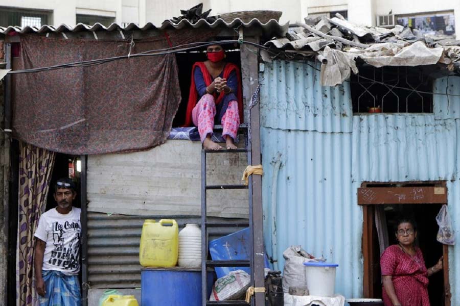 অথচ এই বস্তি এলাকায় যাঁরা থাকেন, তাঁরা বেশ শিক্ষিত। ধারাভির সাক্ষরতার হার ৬৯ শতাংশ। যা ভারতের অন্য অনেক বস্তির চেয়ে বেশি। যে কারণে ধারাভিকে দেশের শিক্ষিততম বস্তি বলেও মনে করেন কেউ কেউ।