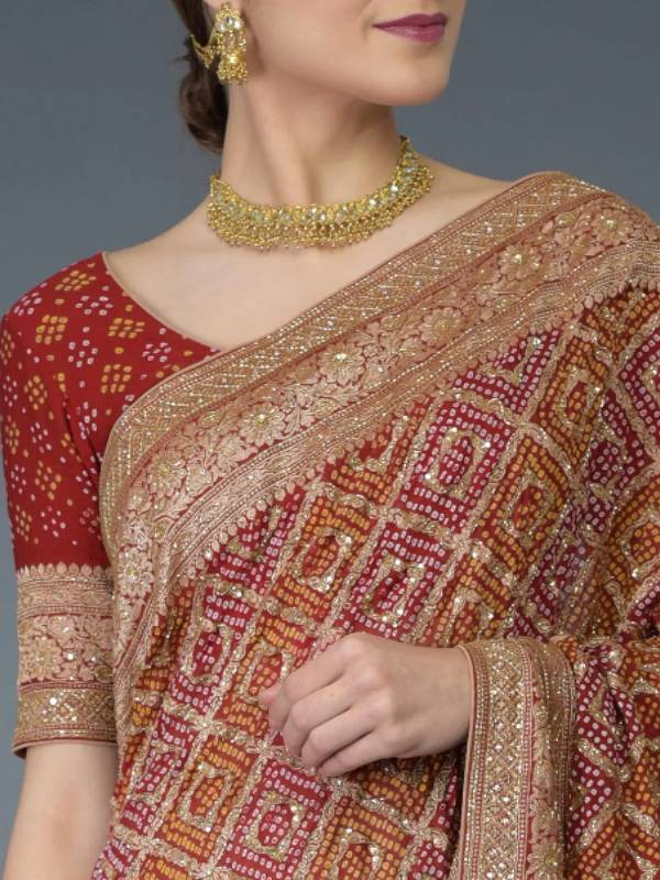 এই ধাতব সুতো চকচকে ও প্যাঁচানো। যেহেতু ধাতব সুতো তাই এই শাড়িতে সোনালি ও রুপোলি এই দুই ধরনের শেড দেখা যায়। 