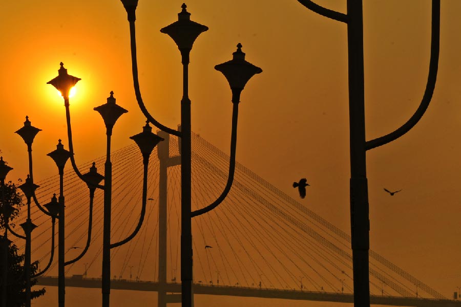 খরচ অনেক বেশি। অথচ কম টেকসই। মূলত, এই দুই কারণে এক দশকের মধ্যেই বাতিলের খাতায় নাম তুলতে চলেছে ত্রিফলা। কলকাতা পুরসভার আলোক বিভাগ জানিয়েছে, এখনও সচল থাকা ত্রিফলা বাতিস্তম্ভগুলি কোনও কারণে ভেঙে গেলে, সেখানে আর নতুন ত্রিফলা লাগানো হবে না। বসানো হবে একফলা বাতিস্তম্ভই।  পুরসভা সূত্রে খবর, ইতিমধ্যেই পাঁচশোর বেশি ভাঙা, আধভাঙা বা অকেজো ত্রিফলা বাতিস্তম্ভ সরিয়ে, একফলা বাতিস্তম্ভ বসিয়ে ফেলা হয়েছে।