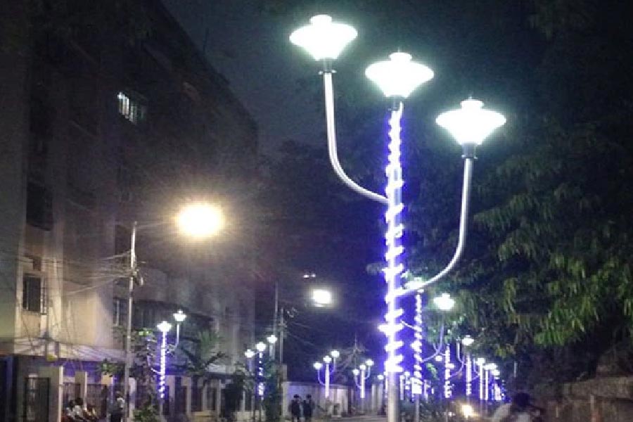 একফলা বাতিস্তম্ভ লাগানোর ফলে রক্ষণাবেক্ষণ এবং বিদ্যুতের খরচ অনেকটাই কমে যাবে বলে দাবি আলোক বিভাগের সংশ্লিষ্ট আধিকারিকদের। সম্প্রতি কলকাতার মেয়র ফিরহাদ হাকিমের নির্দেশে পুর কমিশনার বিনোদ কুমার ত্রিফলা বাতিস্তম্ভের একটি অডিট রিপোর্টও তৈরি করেন। তাতেই বাতিস্তম্ভগুলির নানাবিধ সমস্যার কথা উঠে এসেছে।