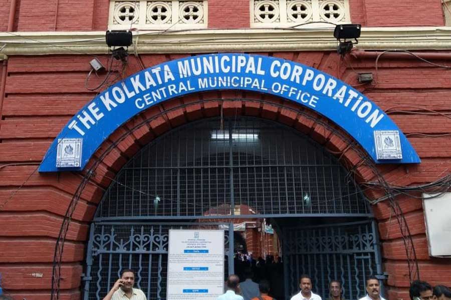 সেই অডিট রিপোর্টে উঠে এসেছে, শহরের কোথাও কোথাও একেবারে দুমড়ে-মুচড়ে গিয়েছে বহু বাতিস্তম্ভ। বাতি থাকা সত্ত্বেও বহু রাস্তায় ত্রিফলাগুলি অকেজো অবস্থায় পড়ে।