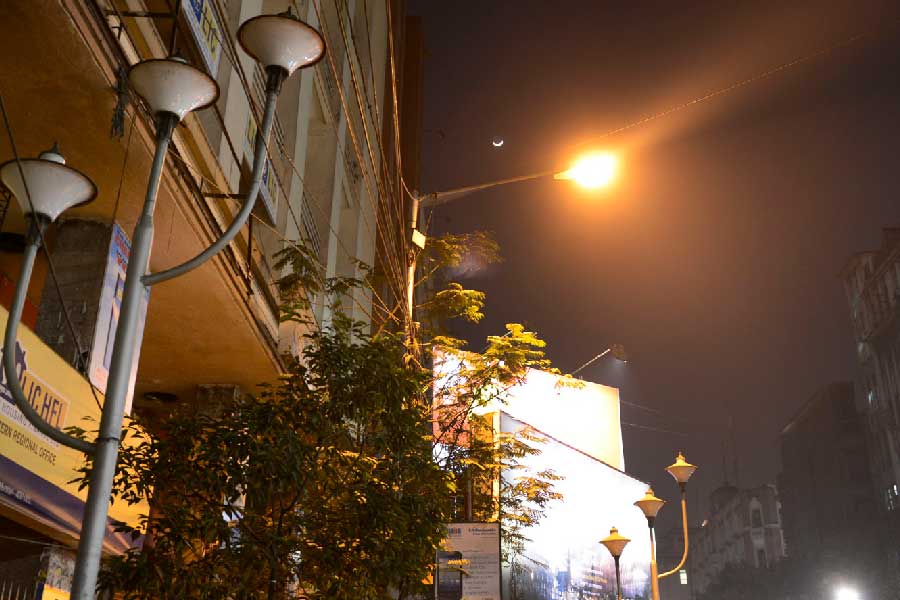 পুরসভার রিপোর্ট  অনুযায়ী, বর্তমানে শহরের প্রায় তিন হাজার ত্রিফলা অকেজো। কোনও কোনও ত্রিফলাতে একটি বাতি টিমটিম করে জ্বললেও কোনও কোনওটিতে তিনটি বাতিই কাজ করে না। সবই সরিয়ে ফেলা হবে।