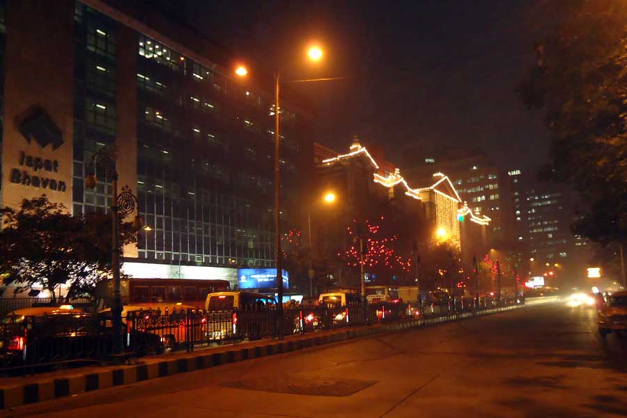 ২০১১ সালে রাজ্যে তৃণমূল কংগ্রেস ক্ষমতায় আসার পরই কলকাতার সৌন্দর্যায়নে জোর দেয় কলকাতা পুরসভা। সেই সৌন্দর্যায়নের অন্যতম প্রতীক হয়ে ওঠে ত্রিফলা। ধীরে ধীরে ত্রিফলা সদ্য ক্ষমতায় আসা মুখ্যমন্ত্রী মমতা বন্দ্যোপাধ্যায়ের ‘স্বপ্ন প্রকল্প’তে পরিণত হয়।