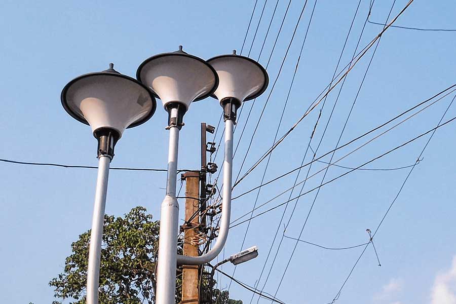 এ সবের মধ্যে শহর জুড়ে চলতে থাকে ত্রিফলার বাতি চুরির ঘটনা! শুধু বাতিই নয়, চুরি করা হচ্ছিল বাতিস্তম্ভের অন্যান্য অংশও। নথি অনুযায়ী, রাস্তায় লাগানোর পর পরই চুরি গিয়েছিল হাজার খানেক বাতি।