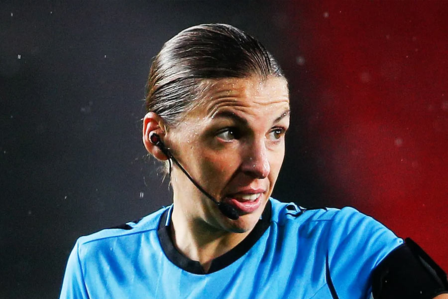 বৃহস্পতিবারের ম্যাচে স্টেফানির সহযোগী রেফারিরাও মহিলা। ৩৮ বছরের স্টেফানির নজির গড়ার দিনে সহকারী রেফারি হিসাবে থাকবেন ব্রাজিলের ক্যারেন দিয়াজ় এবং মেক্সিকোর নেওজ়া ব্যাক।