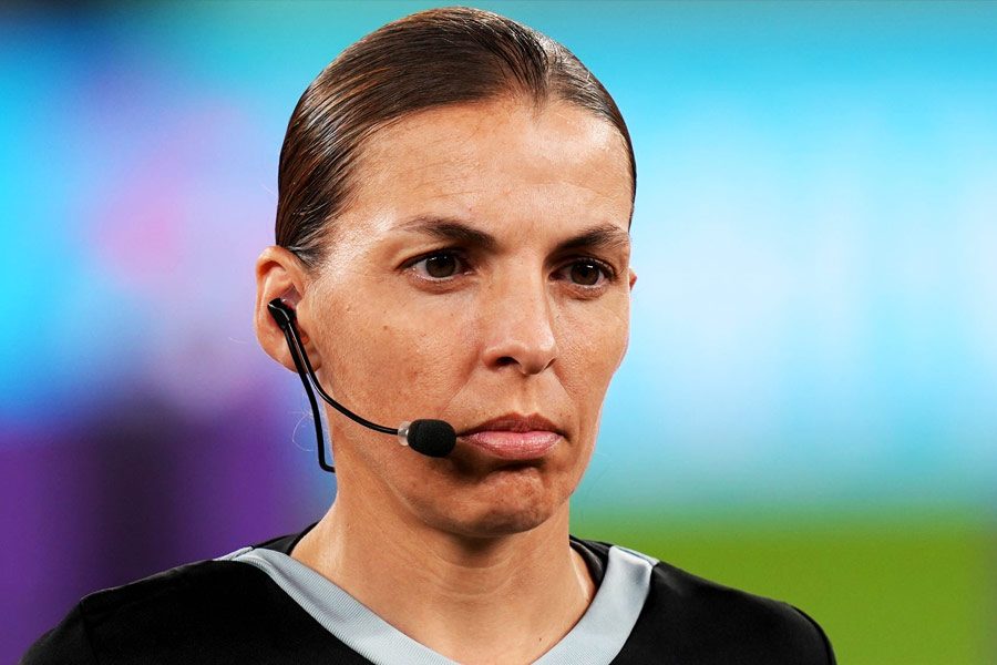 স্টেফানিদের সহযোগিতা করার জন্য ভিডিয়ো রিভিউ টিমে চতুর্থ মহিলা অফিশিয়ালের নামও ঘোষণা করেছে ফিফা। মঙ্গলবার ফিফা জানিয়েছে, সে দলে থাকবেন আমেরিকার ক্যাথরিন নেসবিট।