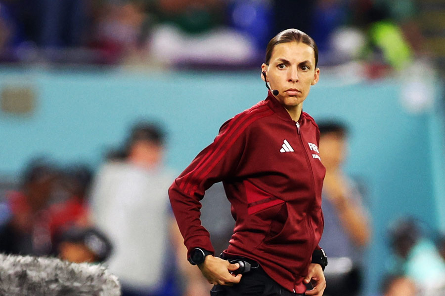 বস্তুত, কাতার বিশ্বকাপেই প্রথম বার মহিলা রেফারি দিয়ে খেলা পরিচালনা করার সিদ্ধান্ত নিয়েছে ফিফা। স্টেফানি ছাড়াও চলতি বিশ্বকাপের জন্য ৩৬ জন রেফারির তালিকায় রোয়ান্ডার সালিমা মাকানসাঙ্গা এবং জাপানের ইয়োশিমি ইয়ামাশিতার নামও রয়েছে।