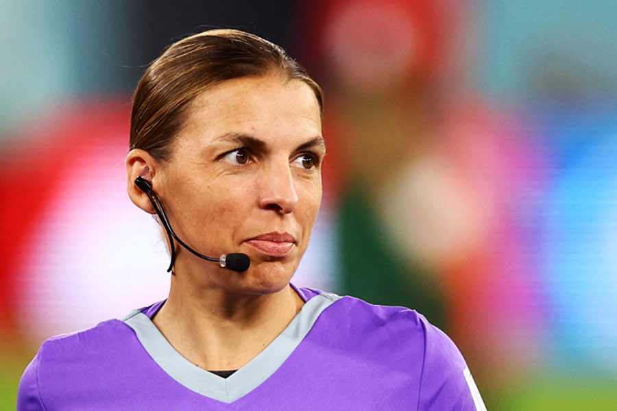 তবে সব ঠিক থাকলে বিশ্বকাপে প্রথম মহিলা রেফারি হিসাবে ফ্রান্সের স্টেফানির ভাগ্যেই শিকে ছিঁড়বে। যদিও পুরুষদের প্রতিযোগিতায় আগেও ম্যাচ পরিচালনা করেছেন তিনি।