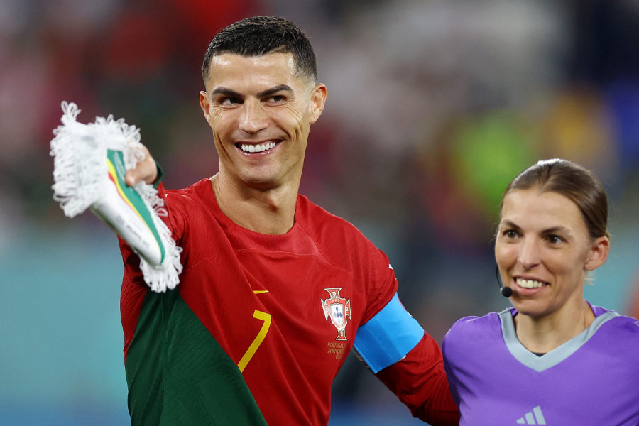 নিজের দেশের মাঠে ফরাসি ‘লিগ ১’ থেকে ইউরোপের অন্য দেশের মাঠেও পুরুষদের ম্যাচের বাঁশি ছিল স্টেফানির হাতে। সে ক্ষেত্রেও তিনিই ছিলেন প্রথম মহিলা রেফারি, যিনি পুরুষদের ম্যাচ পরিচালনা করেছিলেন।