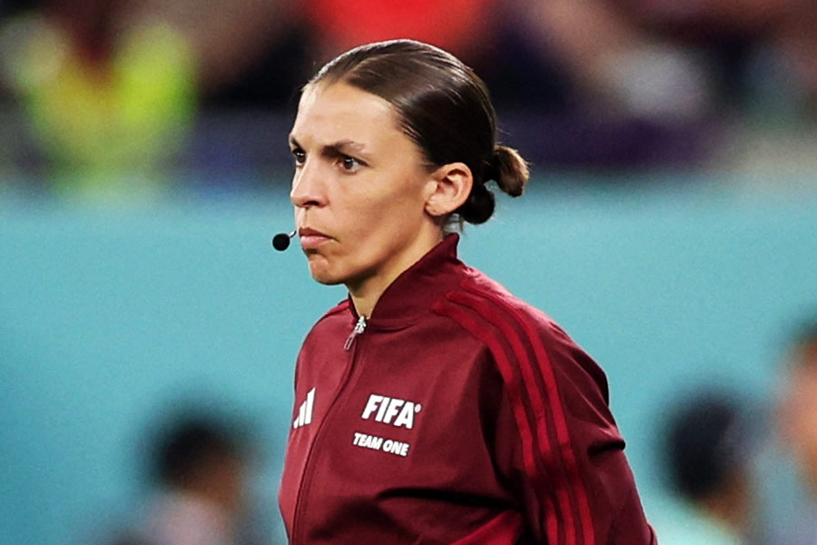 ২০১৯ সালের অগস্টে পুরুষদের উয়েফা সুপার কাপ, তার পরের বছর ডিসেম্বরে চ্যাম্পিয়ন্স লিগ এবং ২০২২ সালের মে মাসে ফ্রেঞ্চ কাপ ফাইনাল— সবর্ত্রই প্রথম মহিলা রেফারি হিসাবে নজির গড়েছেন স্টেফানি। এ বার বিশ্বকাপের মঞ্চেও শিরোনামে তিনি।