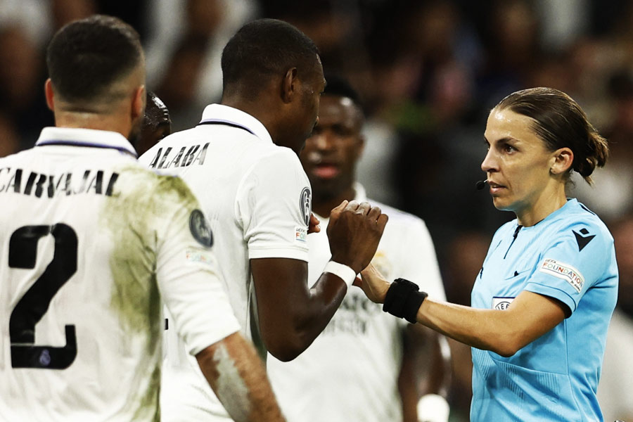 মাঠের ভিতর সব দিক সমঝে চলায় বেশ পটু— ফ্রান্সে এমনই খ্যাতি রয়েছে স্টেফানির। তবে প্রয়োজনে তিনি যে নিজের সিদ্ধান্তে অবিচল থাকেন, তা-ও দেখা গিয়েছে।