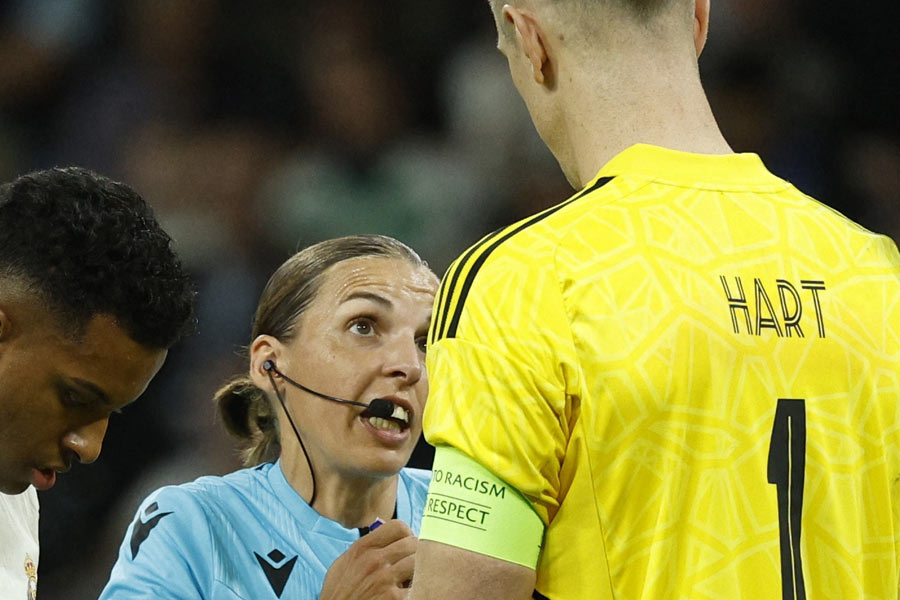 কাতারে পুরুষদের ময়দানে নামার আগে স্টেফানিকে ঘিরে লিঙ্গসাম্যের প্রয়োজনীয়তার বিষয়টিও আবার উঠেছে। স্টেফানি বলেন, ‘‘আপনি কোন লিঙ্গের মানুষ, সেটা আর প্রয়োজনীয় নয়। বরং আপনি কতটা দক্ষ, সেটাই বিবেচ্য।’’