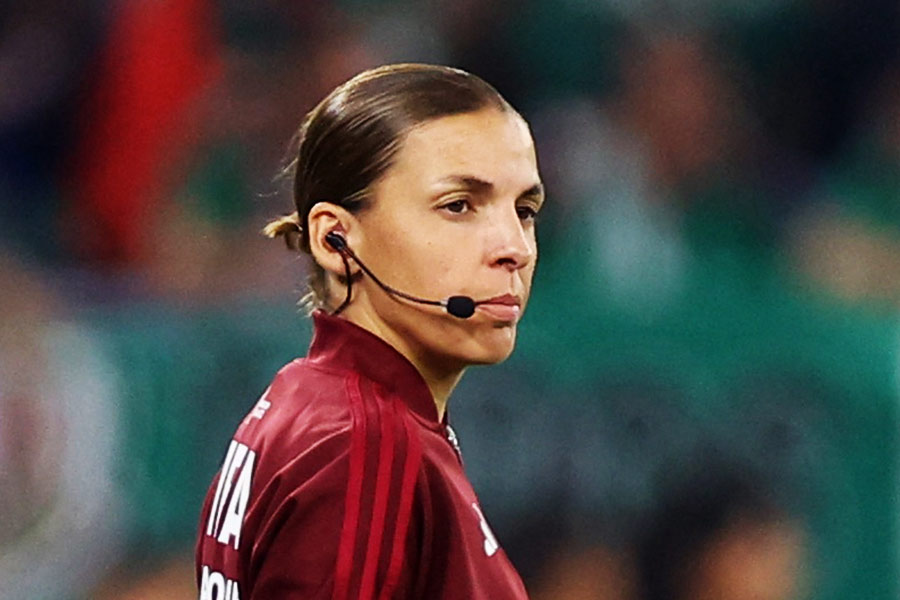 স্টেফানির শুরুটা হয়েছিল দীর্ঘ দিন আগে। ফ্রান্সে বেড়ে ওঠা স্টেফানি রেফারি হিসাবে আত্মপ্রকাশ করেন মোট ১৩ বছর বয়সে। ১৮ বছরে পা রাখার পর জাতীয় দলের অনূর্ধ্ব-১৯ প্রতিযোগিতায় ম্যাচ পরিচালনার দায়িত্ব পেয়েছিলেন।