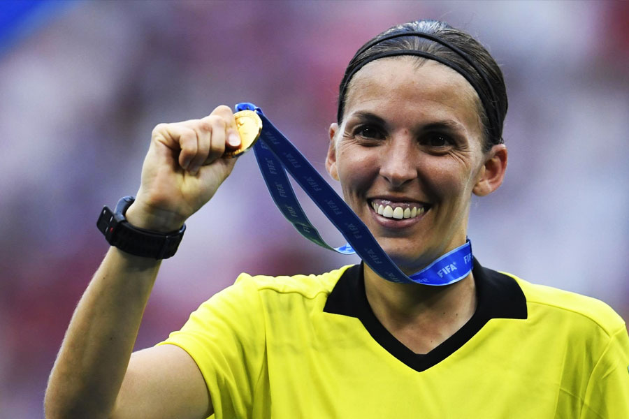 ইন্টারন্যাশনাল ফেডারেশন অফ ফুটবল হিস্ট্রি অ্যান্ড স্ট্যাটিস্টিক্স (আইএফএফএইচএস)-এর বিচারে ২০১৯, ’২০ এবং ’২১, ৩ বারের সেরা মহিলা রেফারি নির্বাচিত হয়েছেন স্টেফানি। এ বার কাতারের ময়দানে নতুন শিখরে দেখা যেতে পারে এই ফরাসি তরুণীকে।