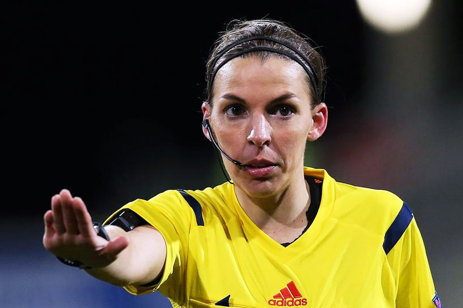 ২০১৮ সালের ৩ ডিসেম্বর আরও বড় দায়িত্ব পালনের খবর পান স্টেফানি। সে দিন ফিফা জানিয়েছিল, ২০১৯ সালের মহিলাদের বিশ্বকাপের রেফারি হিসাবে তাঁর নাম বাছাই করা হয়েছে। পরের বছর ফ্রান্সের লিগ ১-এ প্রথম মহিলা হিসাবে ম্যাচ খেলিয়েছিলেন তিনি।