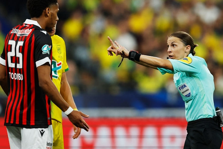 এর পরের বছরগুলিতে একে একে নানা নজির গড়েছেন স্টেফানি। উয়েফা সুপার কাপে লিভারপুল বনাম চেলসির ম্যাচ হোক বা চ্যাম্পিয়ন্স লিগে জুভেন্তাস বনাম ডায়নামো কিয়েভ— সবেতেই দক্ষতার সঙ্গে সামলেছেন তিনি।