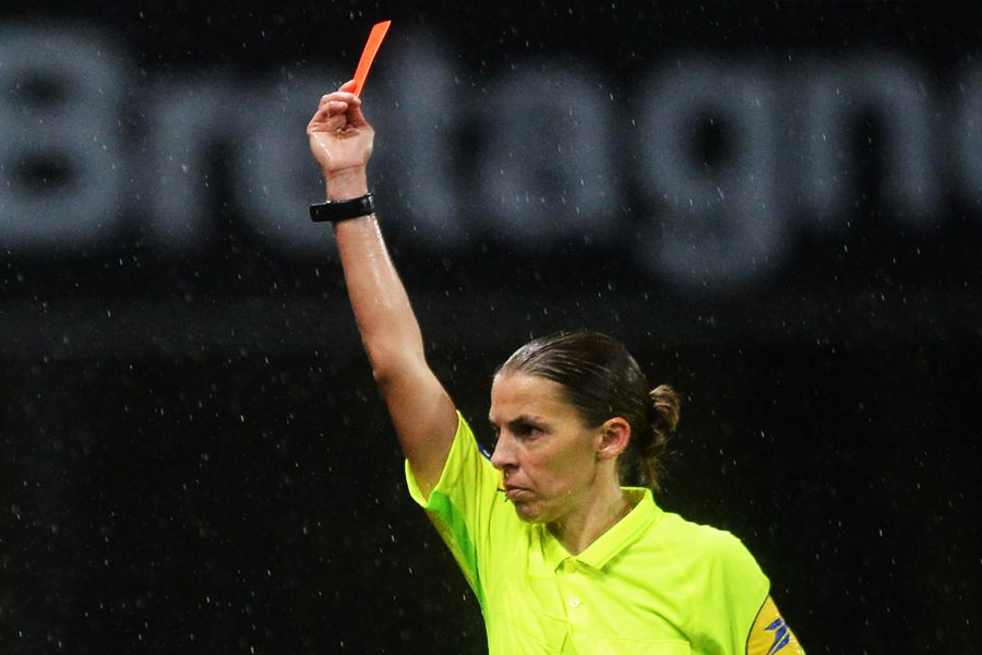 গোড়ায় দেশের মাঠে পুরুষদের তৃতীয় ডিভিশনের ম্যাচের ভার সামলাতেন স্টেফানি। সেটা ছিল ২০১১ সাল। পরের বছর ফ্রান্সের (দ্বিতীয় ডিভিশন ফুটবল) লিগ ২-তে আত্মপ্রকাশ। স্টেফানিই প্রথম মহিলা রেফারি যিনি লিগ ২-তে পুরুষদের ম্যাচ পরিচালনা করেন।