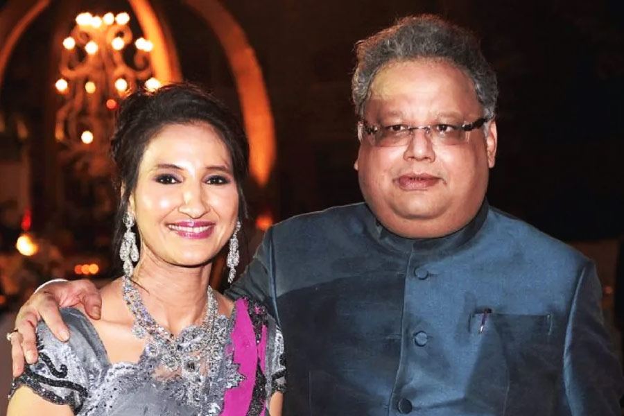 দেশের ধনকুবেরদের তালিকায় এ বার ঢুকে পড়লেন প্রয়াত রাকেশ ঝুনঝুনওয়ালার স্ত্রী। আমেরিকার একটি পত্রিকার বিচারে ভারতের ৩০তম ধনী হলেন রেখা ঝুনঝুনওয়ালা।