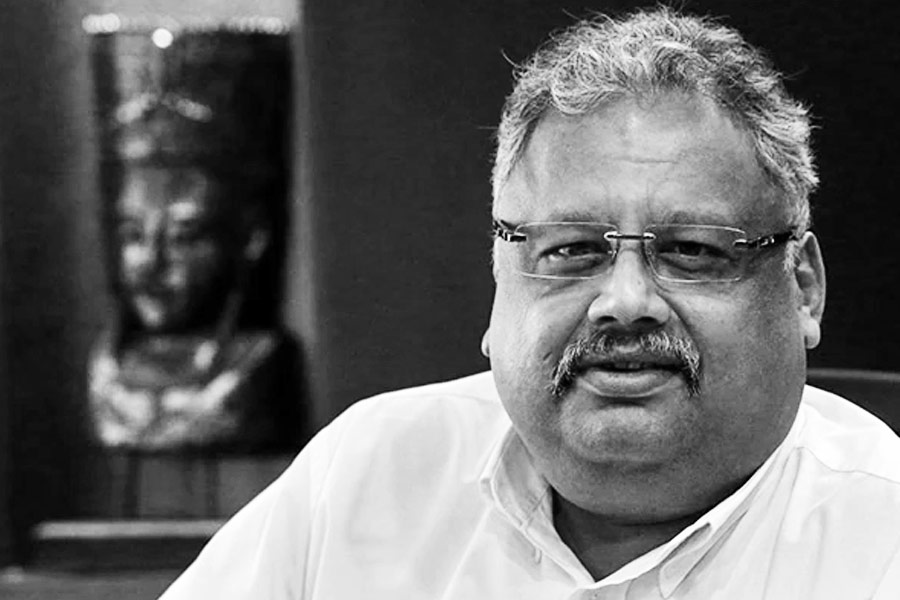 গত বছর ওই তালিকা অনুযায়ী, রাকেশের স্থান ছিল ৩৬তম। তবে চলতি বছরে এই তালিকায় অভিষেকেই রেখা রয়েছেন প্রথম ৩০-এ।