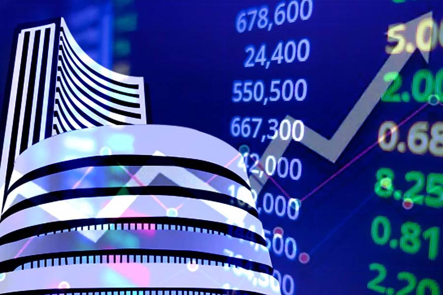 অনেকের মতে, যে শেয়ারেই বিনিয়োগ করতেন রাকেশ, তাতেই মুনাফা করতেন। এমনকি, লকডাউনের সময়ও লাভের মুখ দেখেছিলেন। রাকেশের পাশাপাশি বিনিয়োগকারী হিসাবে নিজের আলাদা পরিচিতি গড়ে তোলেন রেখাও।