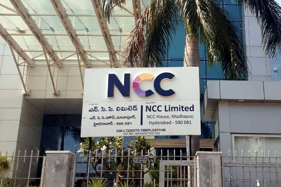 শেয়ার বাজারে রাকেশের মতোই দূরদর্শী বলে পরিচিত রেখা। উদাহরণ হিসাবে নাগার্জুন কনস্ট্রাকশন কোম্পানি (এনসিসি)-র শেয়ারের কথা বলা যেতে পারে। অতিমারির সময় এই সংস্থার শেয়ার পড়়তির দিকে ছিল। তা সত্ত্বেও আস্থা হারাননি রাকেশ এবং রেখা।